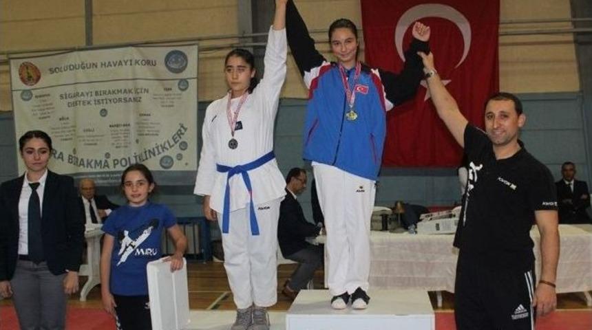 Fo&ccedil;a Belediyespor&rsquo;lu Minik Taekwondocular Fırtına Estirdi