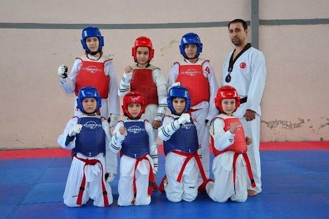 Foça Belediyespor’lu Minik Taekwondocular Fırtına Estirdi