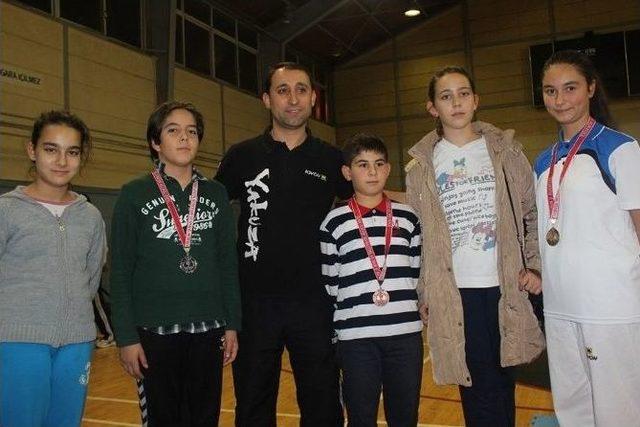 Foça Belediyespor’lu Minik Taekwondocular Fırtına Estirdi