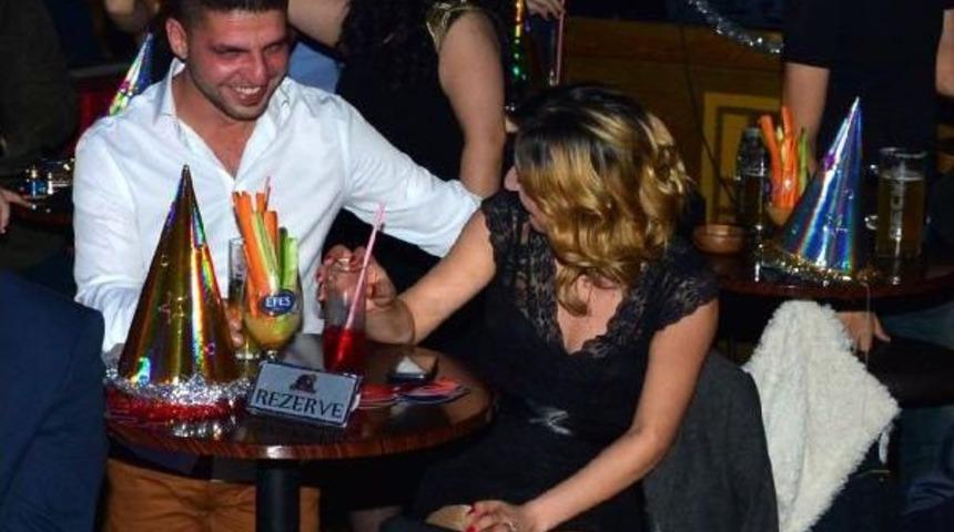 Adanalılar Yağmura Rağmen Yılbaşını Doyasıya Kutladı