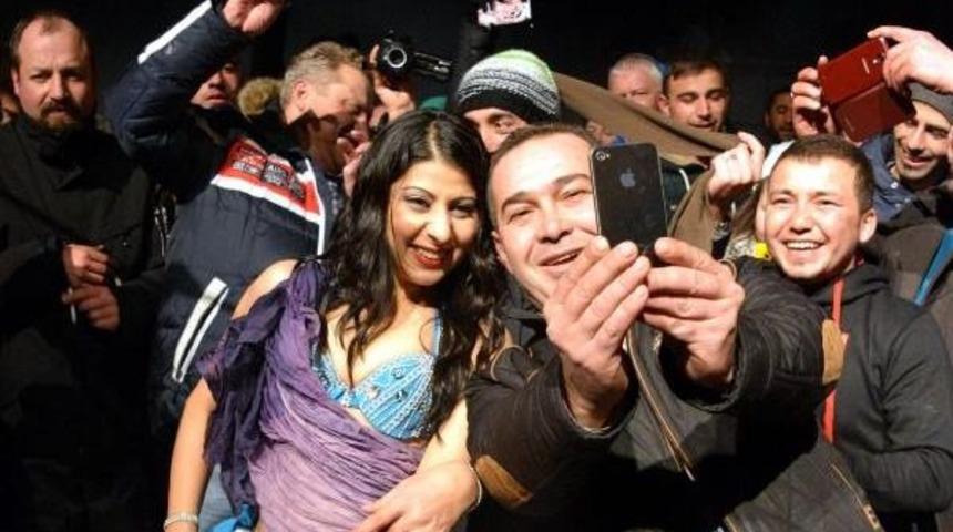 Yeni Yıla Kayak Pistinde Dans&ouml;z Oynatarak Girdiler