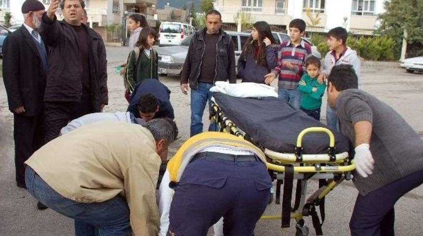 Motosiklet İle &Ouml;ğrenci Servisi &Ccedil;arpıştı: 1 Yaralı