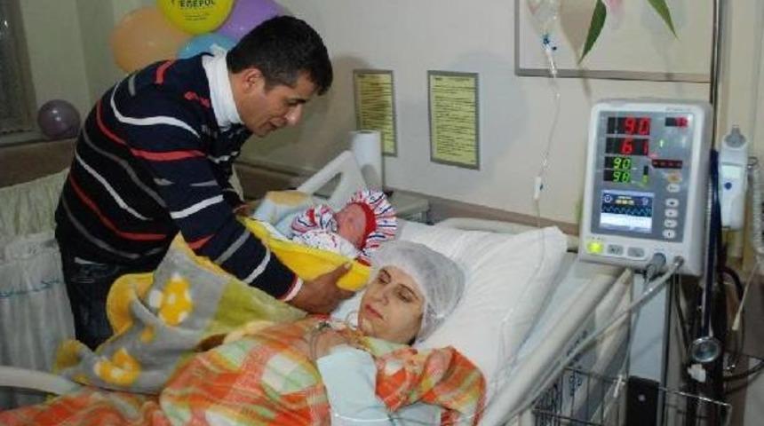 İzmir'de Yeni Yılın İlk Bebeği