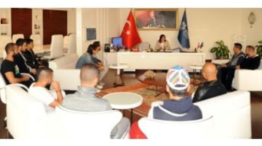 Galibiyeti Başkan &Ccedil;er&ccedil;ioğlu&rsquo;na Hediye Ettiler