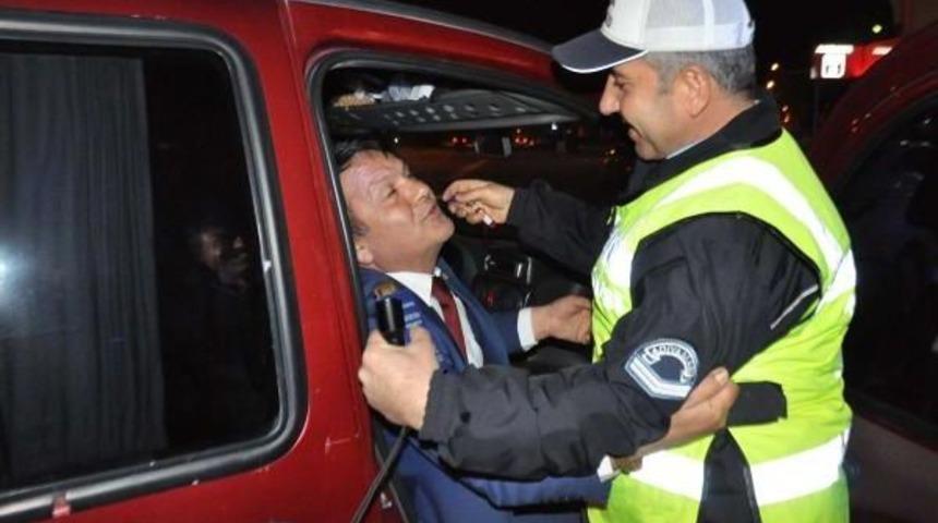 Alkoll&uuml; S&uuml;r&uuml;c&uuml;, Polisi &Ouml;perek Cezaya Direndi