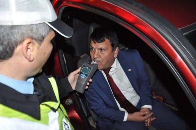 Alkoll&uuml; S&uuml;r&uuml;c&uuml;, Polisi &Ouml;perek Cezaya Direndi 1