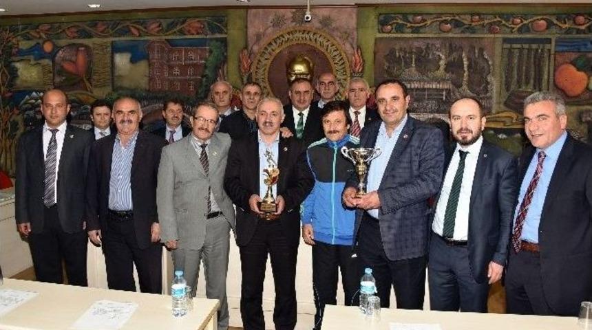 G&uuml;m&uuml;şhane&rsquo;nin Maratoncu İl Genel Meclisi &Uuml;yesi Kupasıyla Toplantıya Katıldı