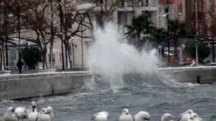 &Ccedil;anakkale'de Kar Durdu, Fırtına S&uuml;r&uuml;yor