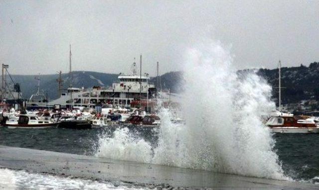 Çanakkale'de Kar Durdu, Fırtına Sürüyor