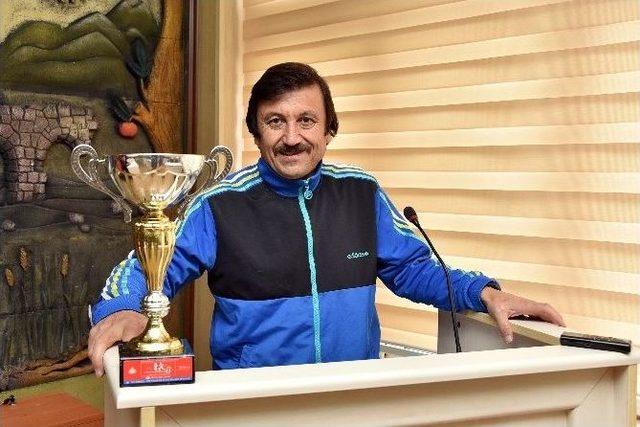 Gümüşhane’nin Maratoncu İl Genel Meclisi Üyesi Kupasıyla Toplantıya Katıldı