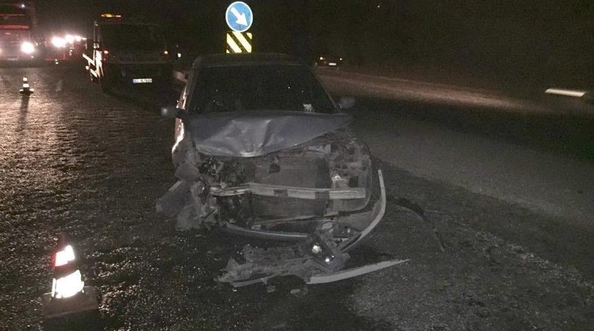 İki Otomobil &Ccedil;arpıştı: 4 Yaralı