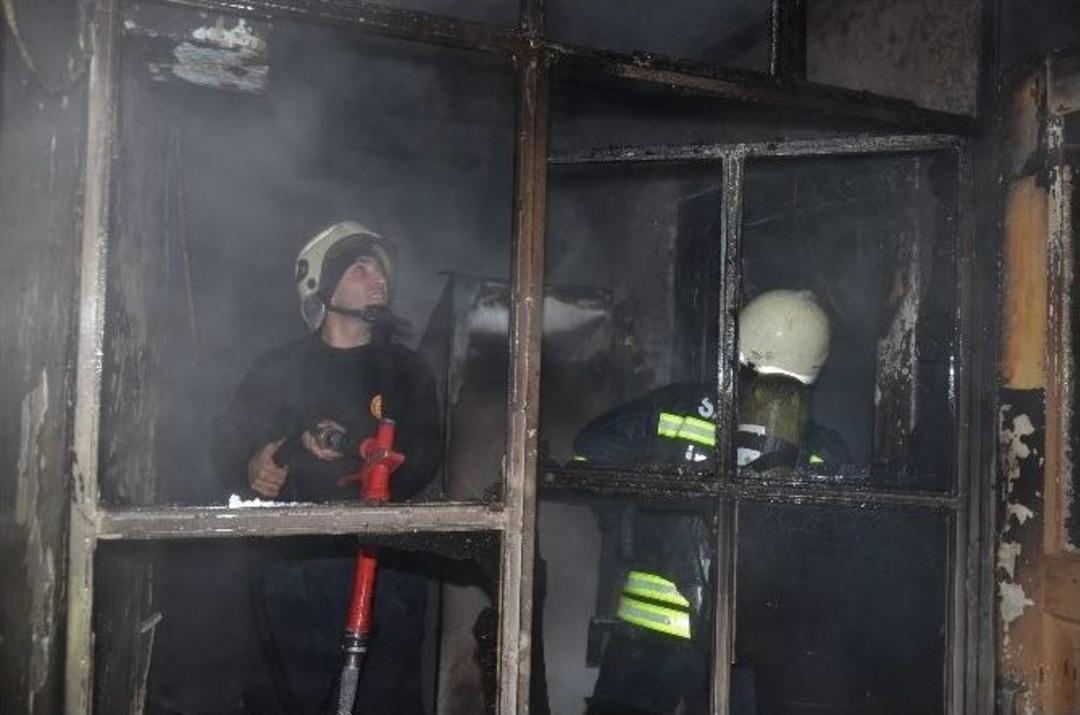 Bafra&rsquo;da Tek Katlı Ahşap Ev Yandı