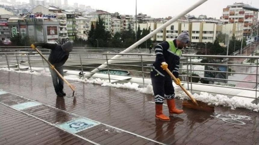 Yaya K&ouml;pr&uuml;lerinde Kar Temizliği