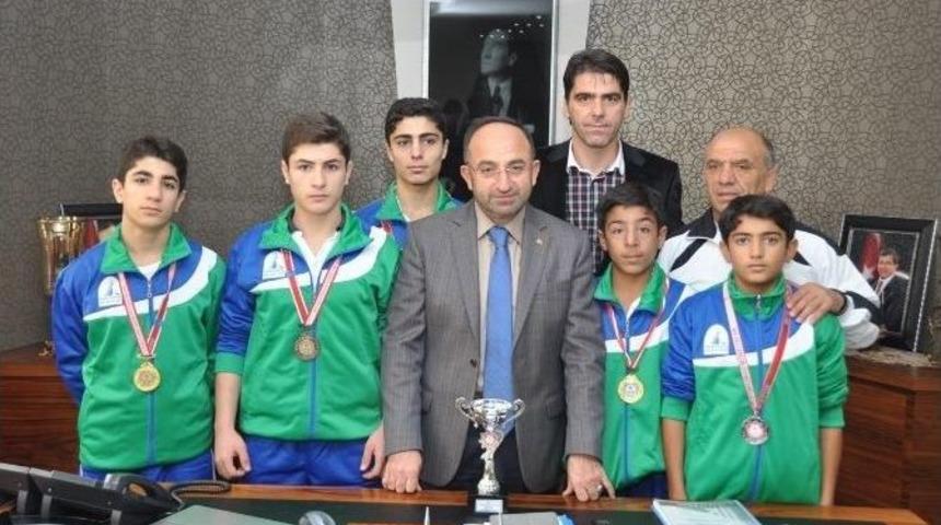 Kartepeli G&uuml;reş&ccedil;iler Cumhuriyet Kupası&rsquo;nda 3. Oldu