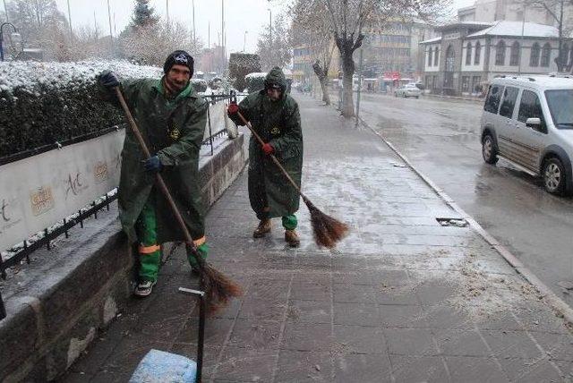 Afyonkarahisar’da 2015’in İlk Karı, Yılın İlk Gününde Yağdı