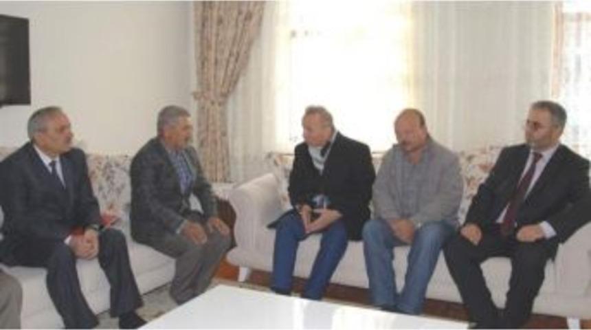 Vali G&uuml;ner&rsquo;den Acılı Aileye Taziye Ziyareti