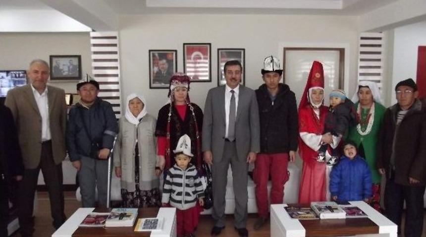 Kırgızlardan Ak Parti’ye Ziyaret