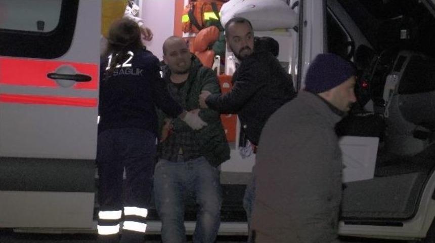 Trafik Levhasına &Ccedil;arpan Ara&ccedil; Şarampole Yuvarlandı: 3 Yaralı
