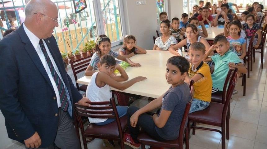 Eşkinat, Aydoğdu Sosyal Etkinlik Merkezinde &Ouml;ğrencilere Okul Malzemesi Hediye Etti