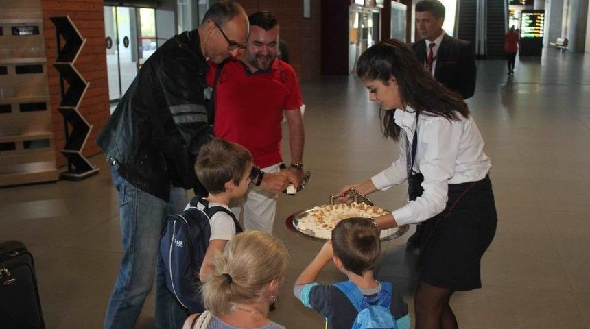 Bulgaristan&rsquo;dan Gelen İlk Turist Kafilesi T&uuml;rk Lokumuyla Karşılandı