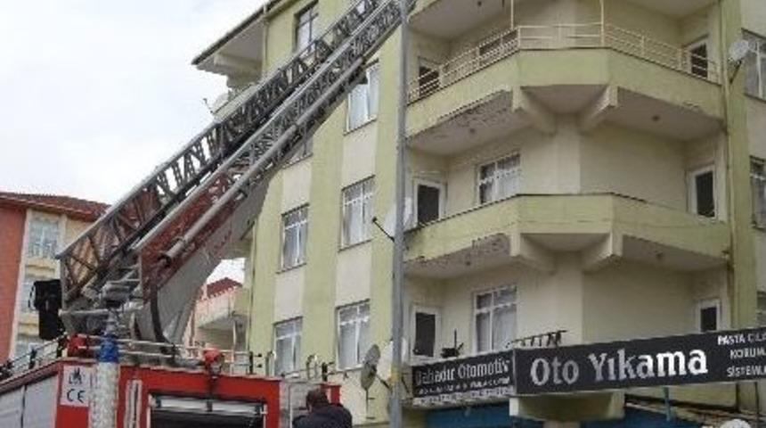 Mutfakta &Ccedil;ıkan Yangın Korkuttu