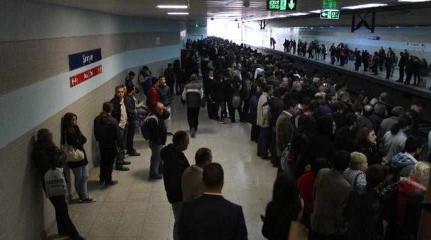 İzmirliler Okula Ve İş Yerlerine Ge&ccedil; Kaldı