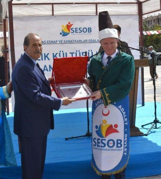 Sivas Valisi G&uuml;l e Yılın Ahilik Onur &Ouml;d&uuml;l&uuml; 1