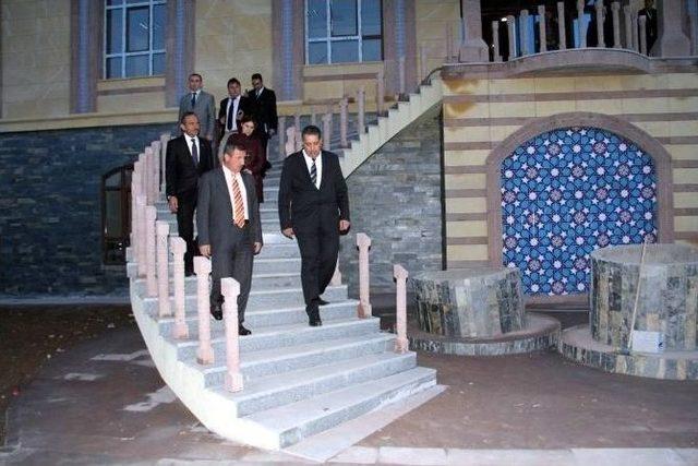 Vali, Yeni Hizmet Binasını İnceledi 1