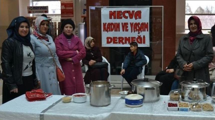 Tatvanlı Kadınlar Aşure Dağıttılar