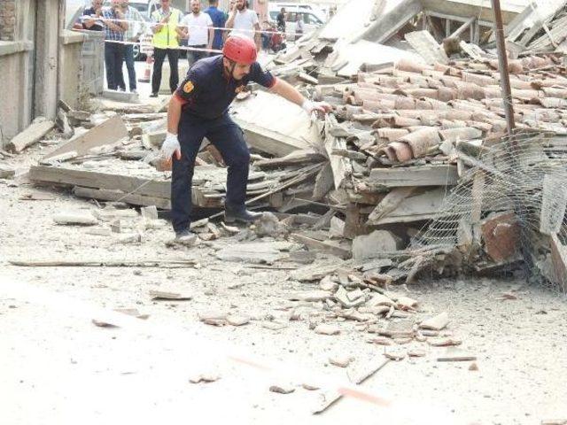 İlkokulun Yakınındaki Metruk Bina Çöktü