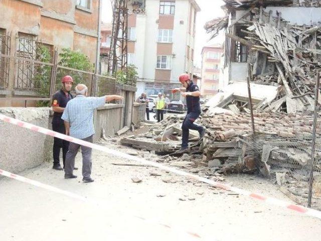 İlkokulun Yakınındaki Metruk Bina Çöktü