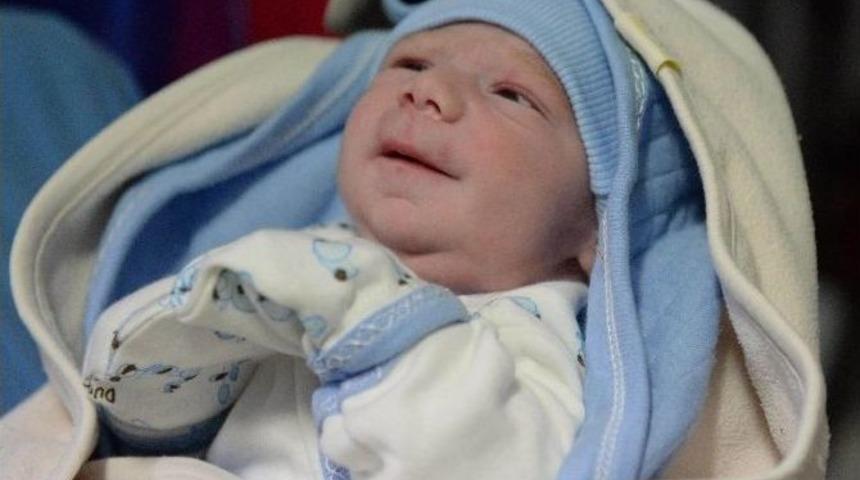 Yeni Yıl Bebeğine Başkanlardan S&uuml;rpriz