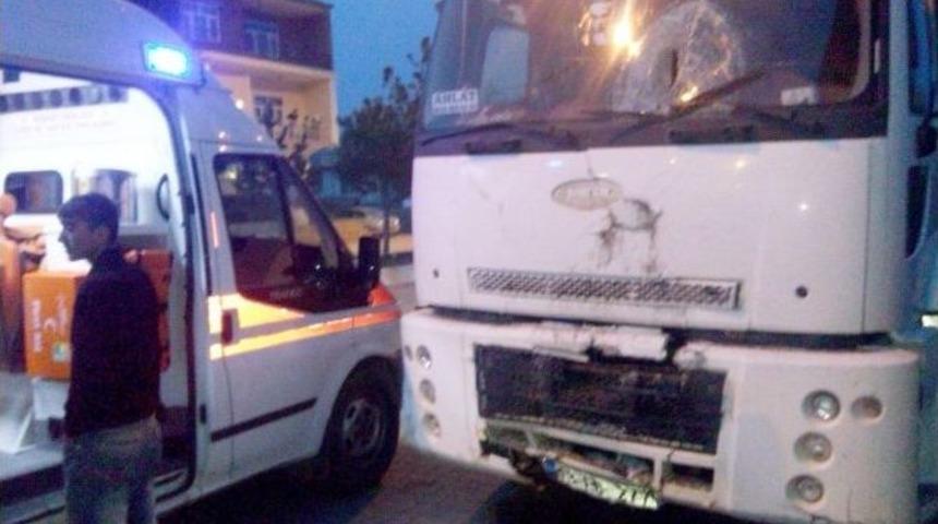 Ahlat&rsquo;ta 2 Kişinin Yaralandığı Trafik Kazası Kamerada