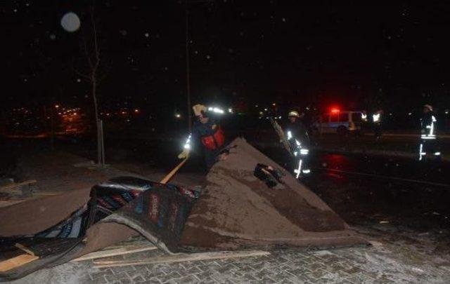 Çorlu’Da Fırtına Çatı Uçurdu