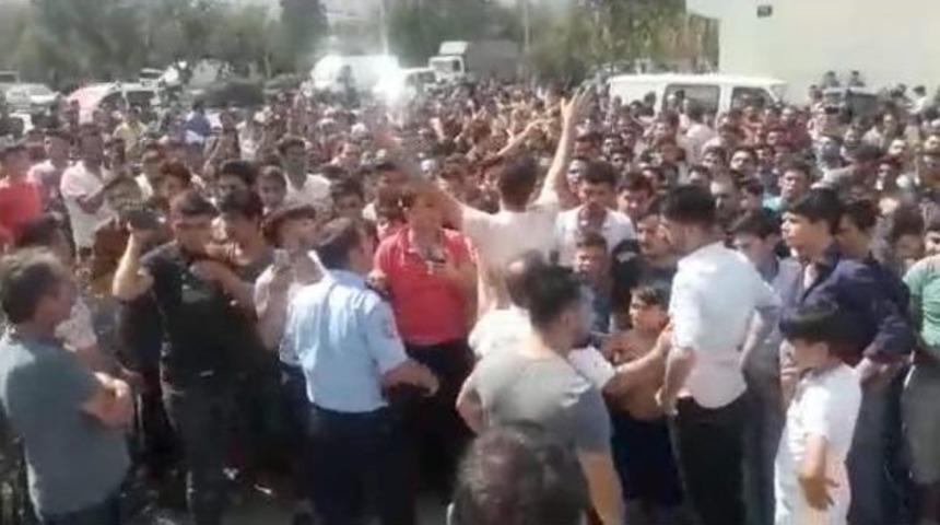 T&uuml;rk Ve Suriyeli Iş&ccedil;ilerden Ortak Zam Eylemi