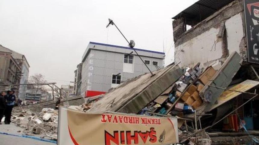 Kayseri'de İki Katlı İşyeri Yıkıldı