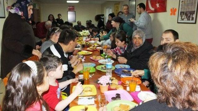 Burhaniye’ De Başkan Uysal Engellilerle Yılbaşı Kutladı