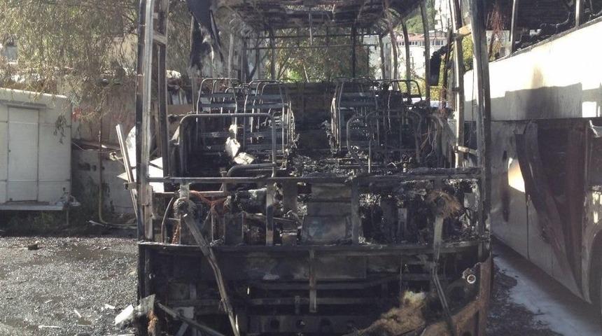 Ayazağa&rsquo;da Otoparkta Otob&uuml;s Ve Midib&uuml;sler Alev Alev Yandı