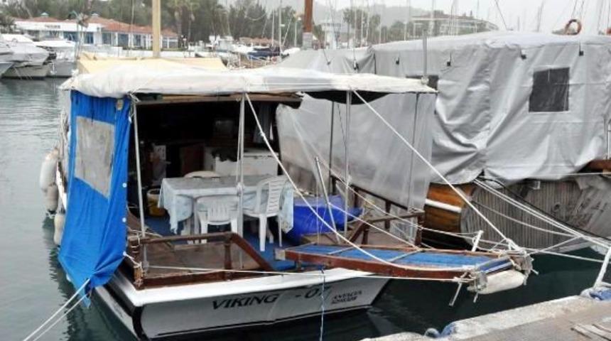 Teknesine Binerken Suya D&uuml;ş&uuml;p Boğuldu