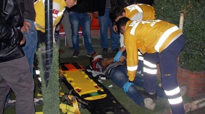 Motosiklet, Park Halindeki Araca &Ccedil;arptı: 2 Yaralı