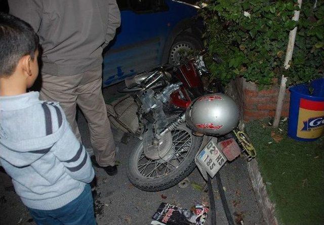 Motosiklet, Park Halindeki Araca Çarptı: 2 Yaralı 1