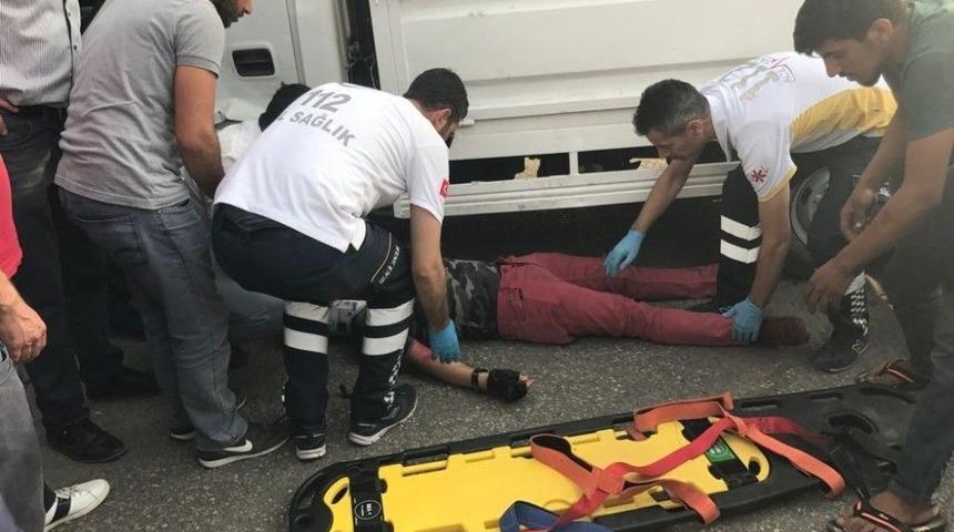 Motosikletli Genci Kaskı Kurtardı