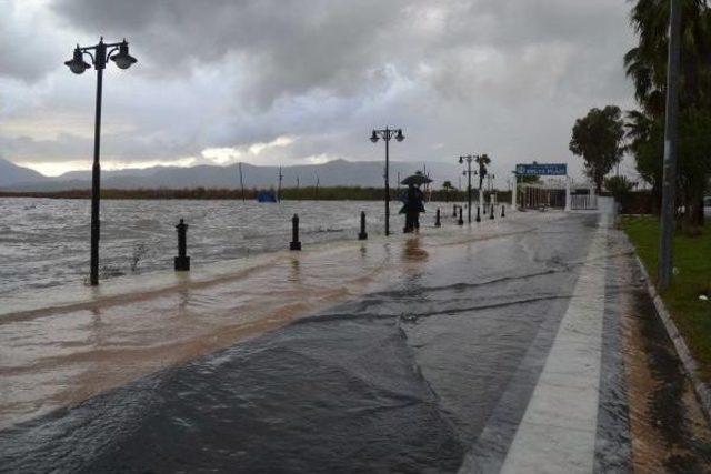 Sağanak Yağmur Üç İlçedeki Arazileri Ve Seraları Vurdu