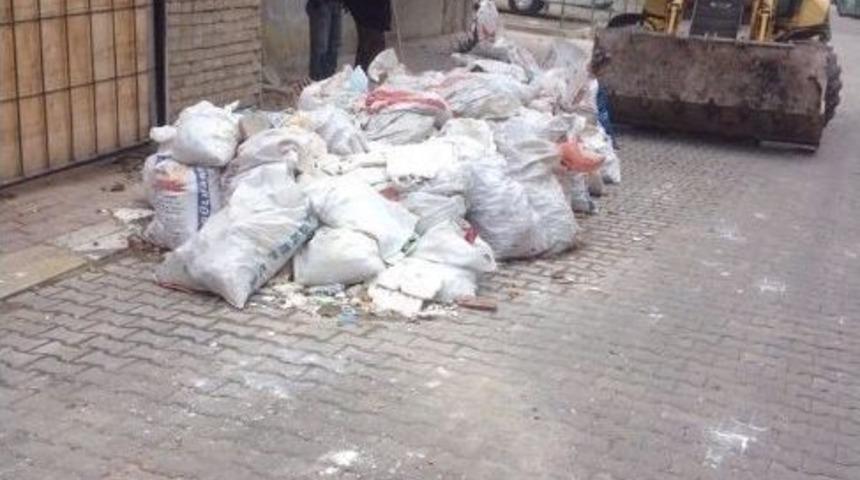Dilovası&rsquo;nda Moloz Ve Atıklar Toplanıyor