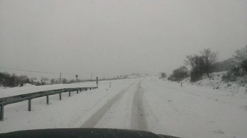 Edremit Belediyesi Yolları A&ccedil;ık Tutmak İ&ccedil;in &Ccedil;alışıyor