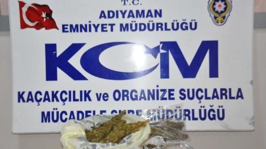 Adıyaman&rsquo;Da Yarım Kilo Esrar, 3 G&ouml;zaltı