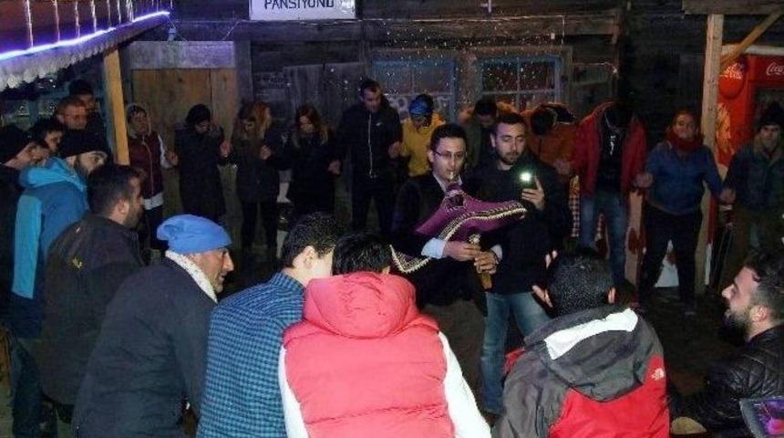 Yeni Yıla Ayder Yaylası&rsquo;nda Horon Oynayarak Girdiler