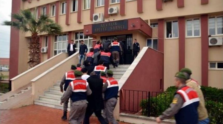 Ayvalık&rsquo;ta G&ouml;&ccedil;men Ka&ccedil;ak&ccedil;ılığı Şebekesini Jandarma &Ccedil;&ouml;kertti