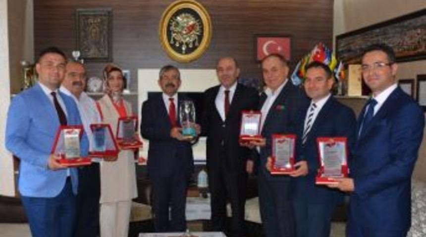 T&uuml;rkiye Birinciliği Getiren Proje Ekibine &Ouml;d&uuml;l