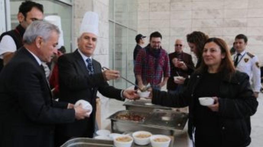 Nil&uuml;fer Belediyesi Aşure Dağıttı
